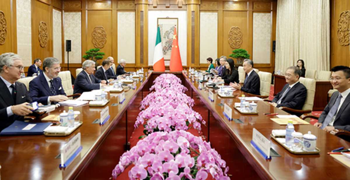 वांग यी और इटली के उपप्रधानमंत्री और विदेश मंत्री एंटोनियो ताजानी के बीच हुई बातचीत